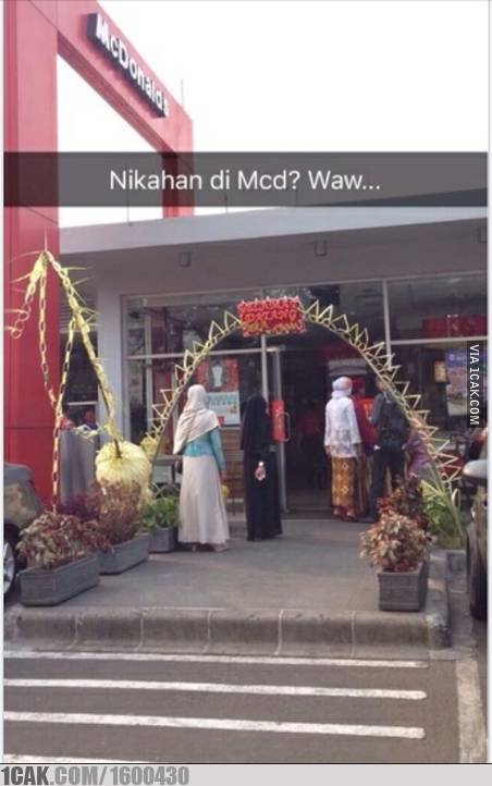 10 Potret tempat pernikahan tak biasa, cuma ada di Indonesia