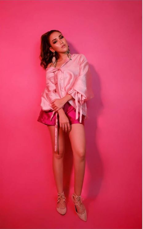 9 Gaya pemotretan Ayu Ting Ting konsep retro, kece abis