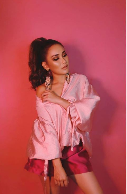 9 Gaya pemotretan Ayu Ting Ting konsep retro, kece abis