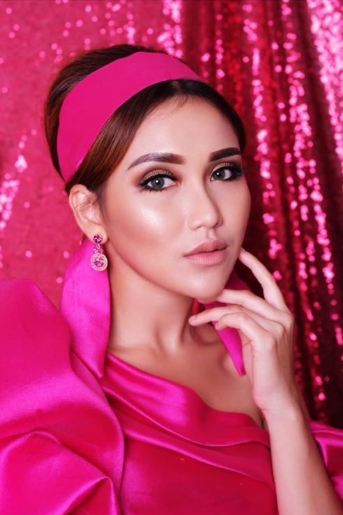 9 Gaya pemotretan Ayu Ting Ting konsep retro, kece abis