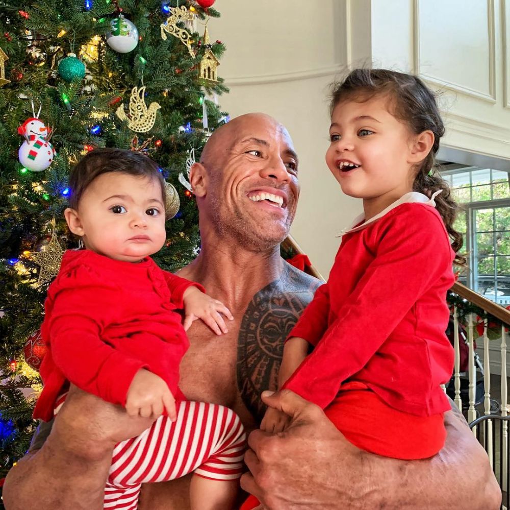 9 Potret The Rock saat momong, kasih pesan haru buat orangtua
