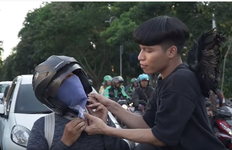 Viral, video kocak 'bidadari' dibawa kabur motor pelanggar marka