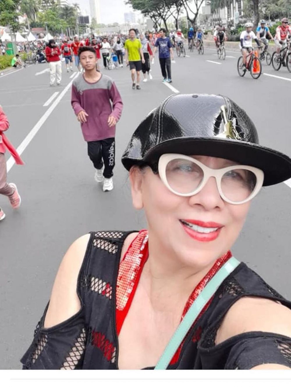 Nggak kalah gaul, ini 6 gaya stylish nenek Verrell Bramasta © 2019 instagram.com Nggak kalah gaul, ini 6 gaya stylish nenek Verrell Bramasta © 2019 instagram.com