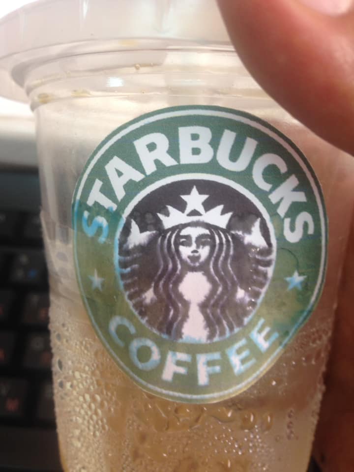 7 Tutorial nyeleneh minum Starbucks ala sobat misqueen, kocak pol