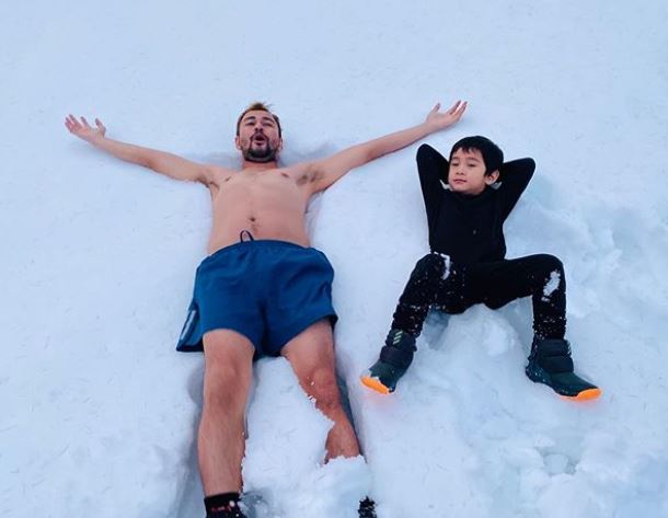 8 Potret Raffi Ahmad liburan ke Swiss, buka baju di tengah salju