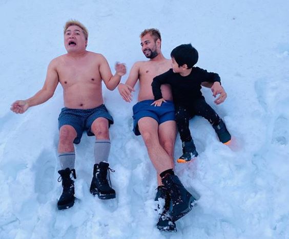 8 Potret Raffi Ahmad liburan ke Swiss, buka baju di tengah salju