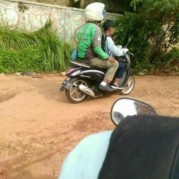 9 Momen absurd anak kecil naik ojek online ini bikin ngakak