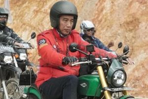Gaya Jokowi naik motor custom di perbatasan Indonesia-Malaysia, gahar