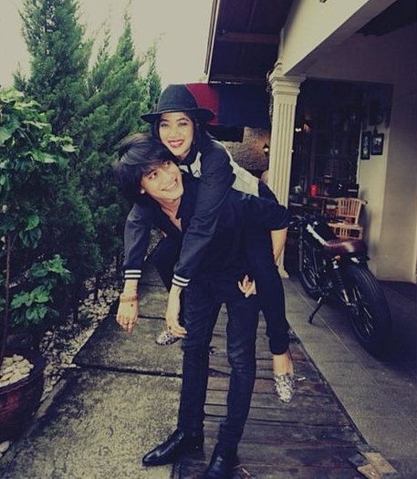 7 Potret kedekatan Kevin Aprilio & Widi, akui seperti suami istri