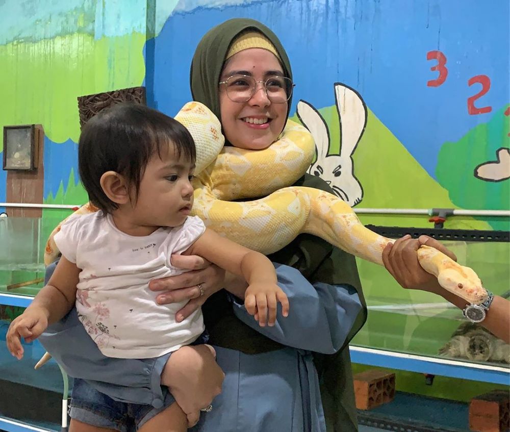 Gaya 9 seleb cantik pose pegang ular, bikin bergidik