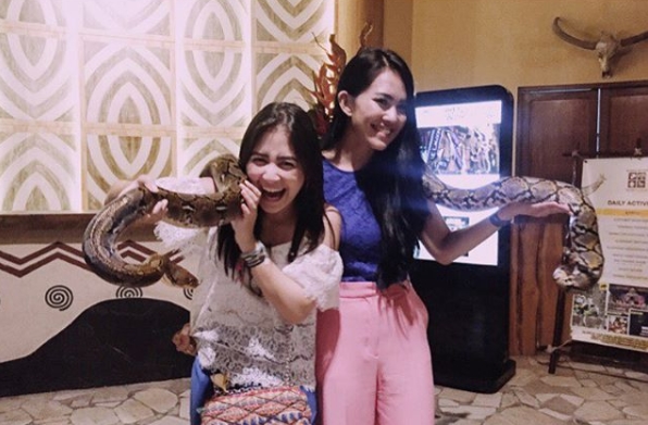 Gaya 9 seleb cantik pose pegang ular, bikin bergidik