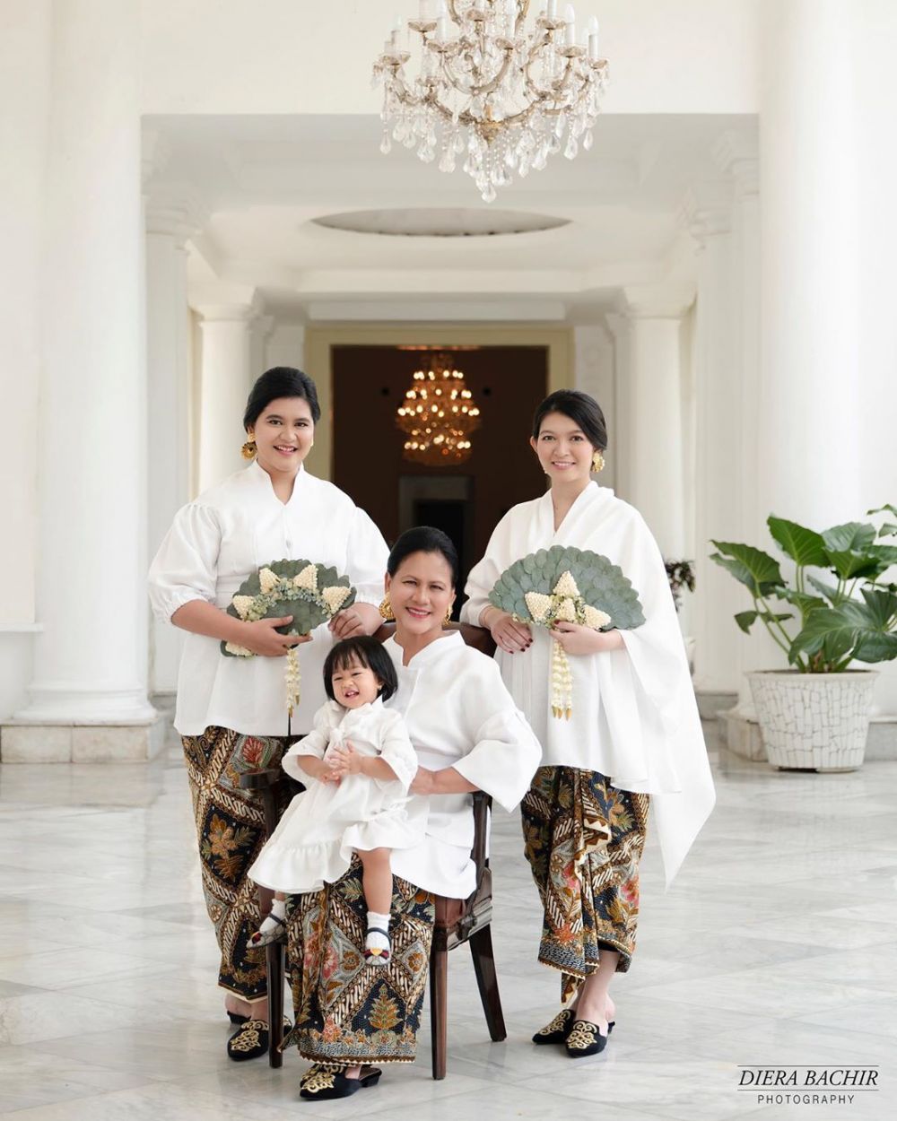 10 Potret kompak Iriana Jokowi, Selvi, & Kahiyang di Hari Ibu