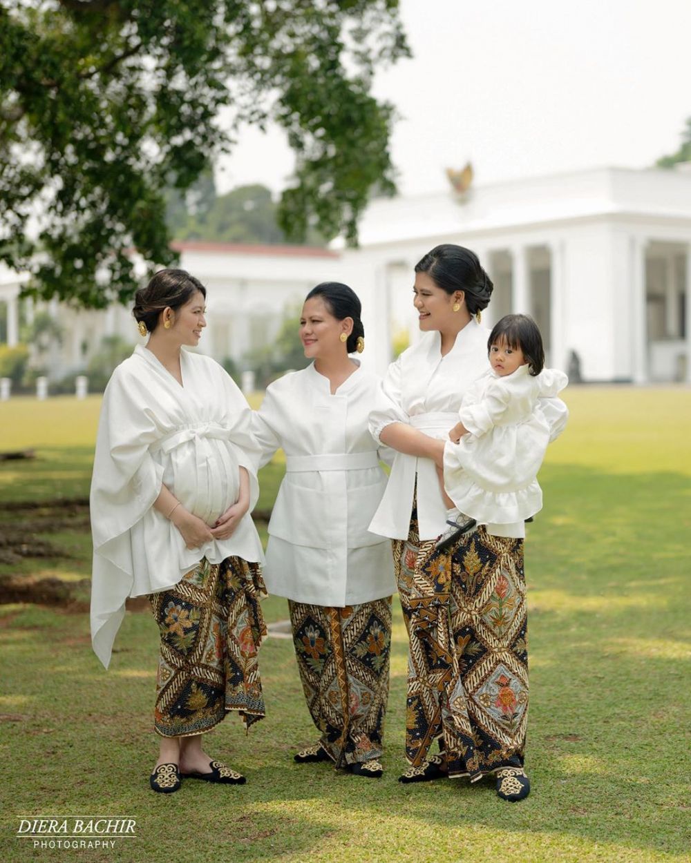 10 Potret kompak Iriana Jokowi, Selvi, & Kahiyang di Hari Ibu