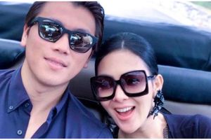 7 Potret Syahrini dan Reino Barack liburan ke London, mesra abis