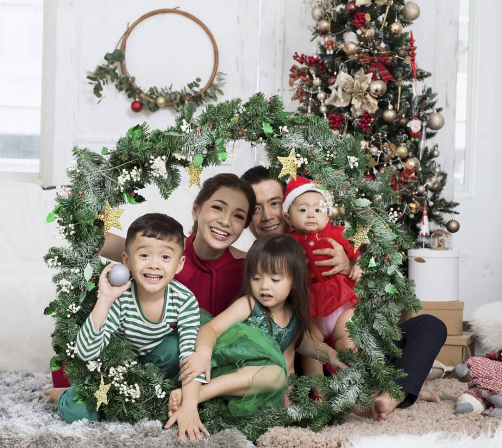 5 Gaya pemotretan keluarga Maya Septha tema Natal, tuai pujian