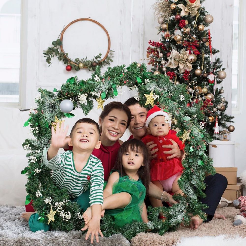 5 Gaya pemotretan keluarga Maya Septha tema Natal, tuai pujian