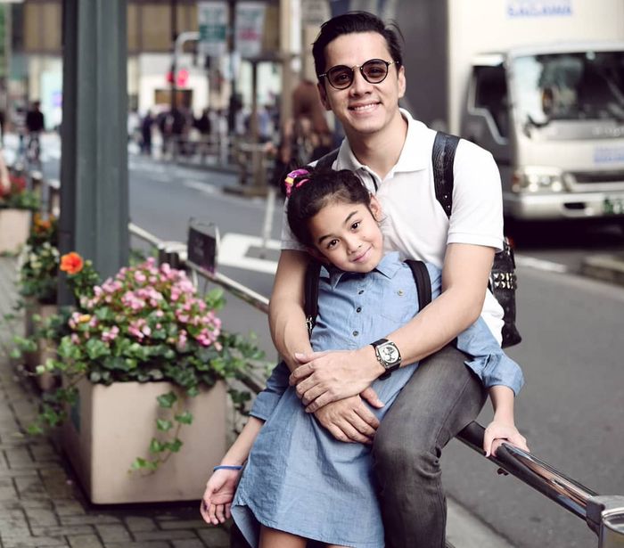Wajah anak cewek 8 seleb ini mirip banget ayahnya, turunan banget