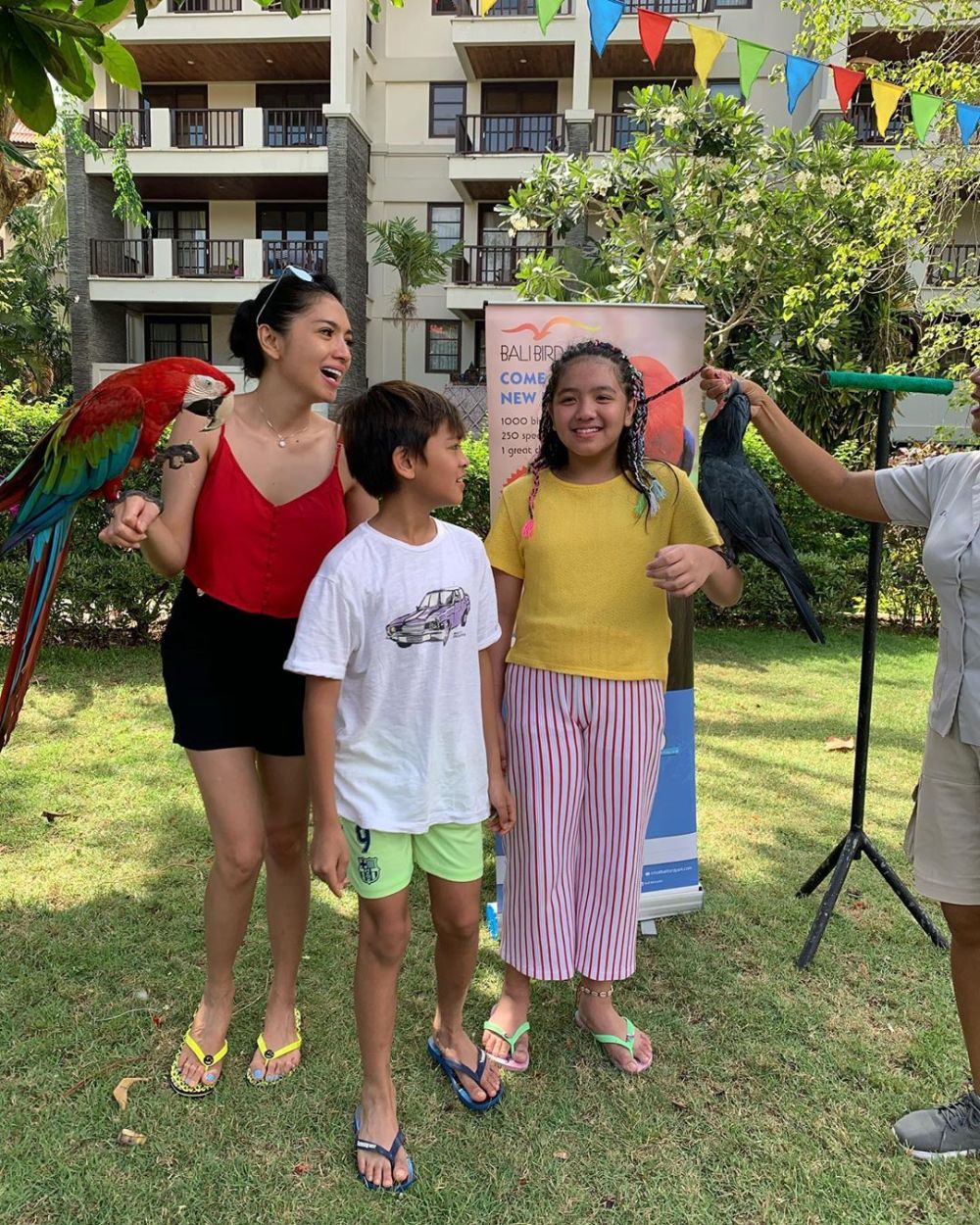 6 Gaya liburan Angel Karamoy bareng anaknya, stylish & awet muda