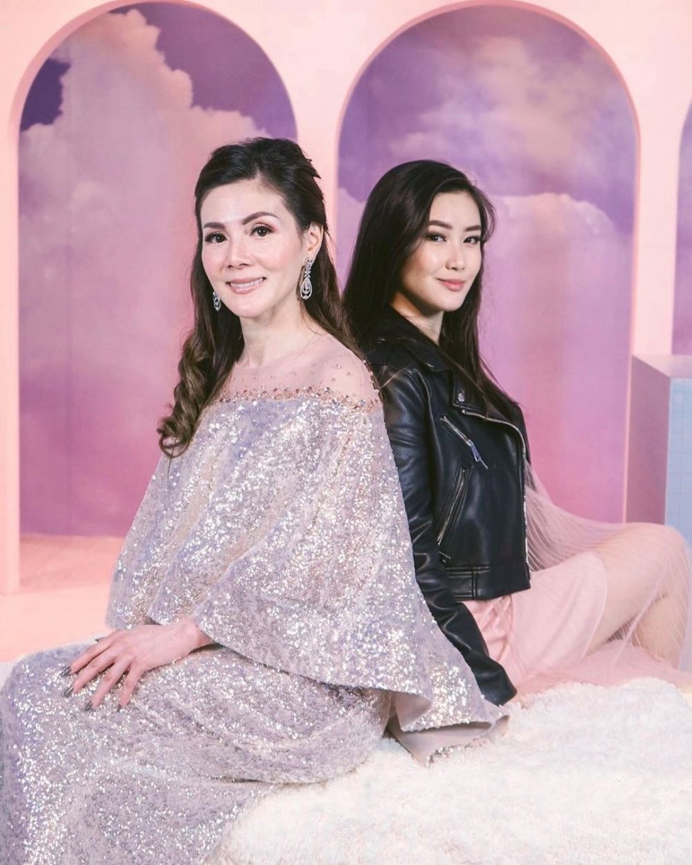 10 Potret kedekatan Karen Vandela dan sang ibu, bak kakak-adik