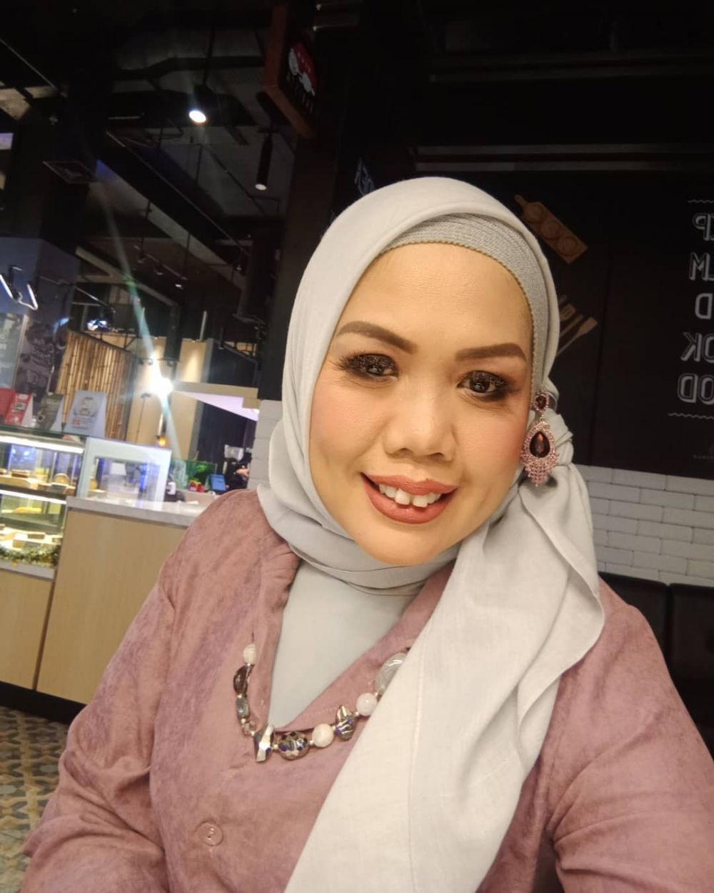 Tanam benang, ini 6 potret terbaru Elly Sugigi kian memesona