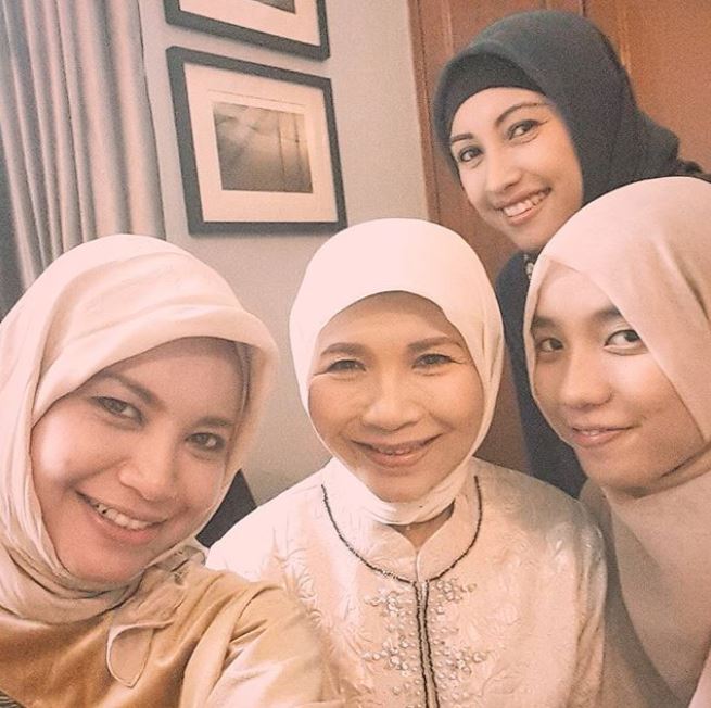 11 Potret kebersamaan Rossa bareng ibu, mirip banget