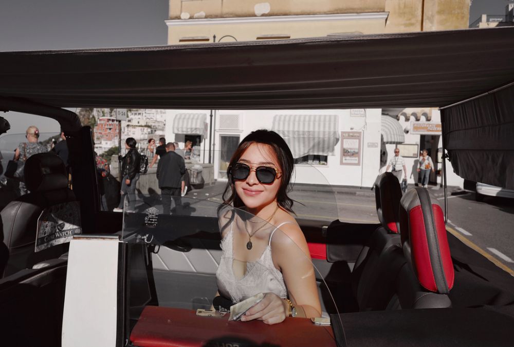 10 Gaya Nikita Willy pamer bahu dan belahan rendah, memesona