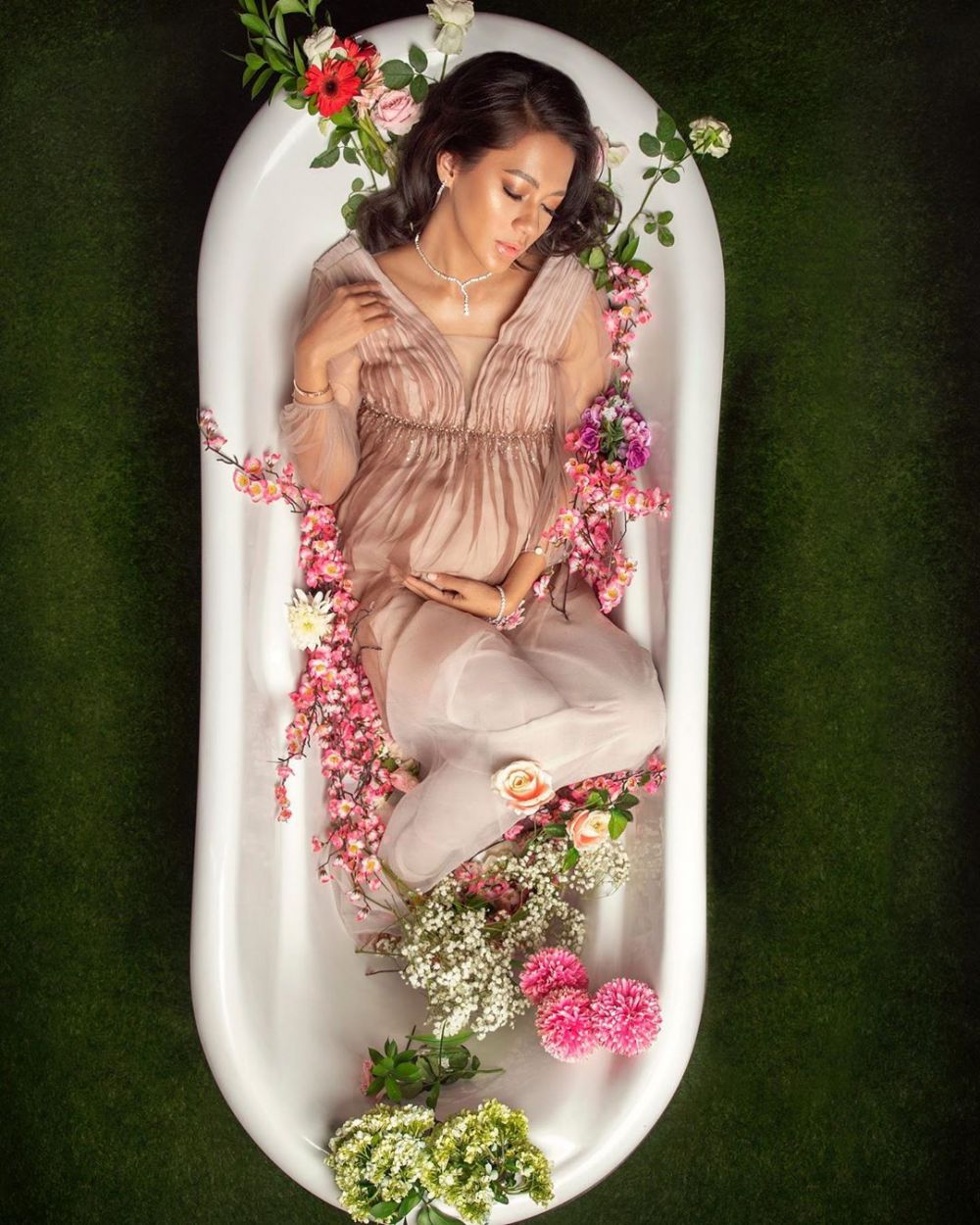 Potret maternity 5 seleb di bathtub, auranya terpancar