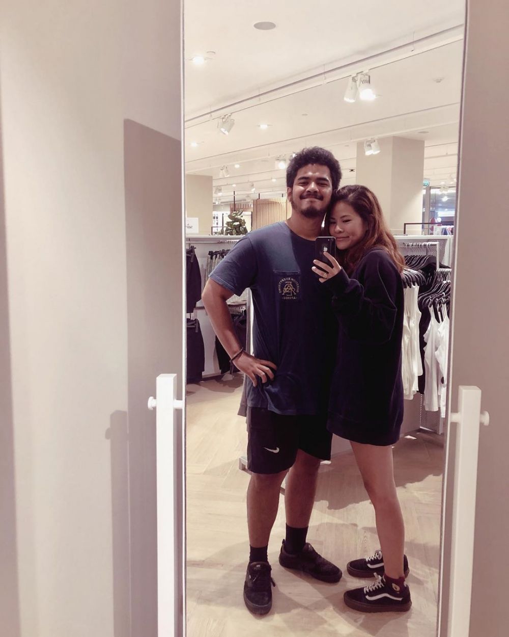 8 Momen kemesraan adik Marshanda dan istrinya, bikin baper