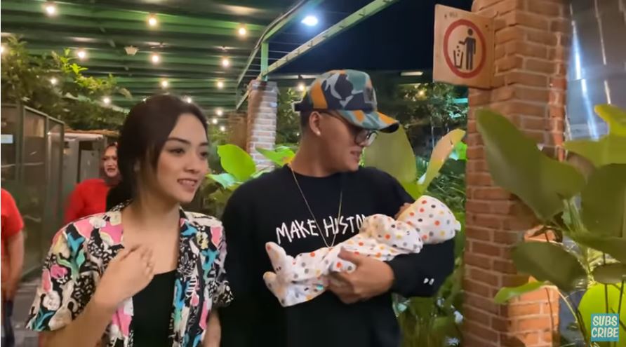 8 Momen Rizky Febian momong bayi saat bertemu ibunda