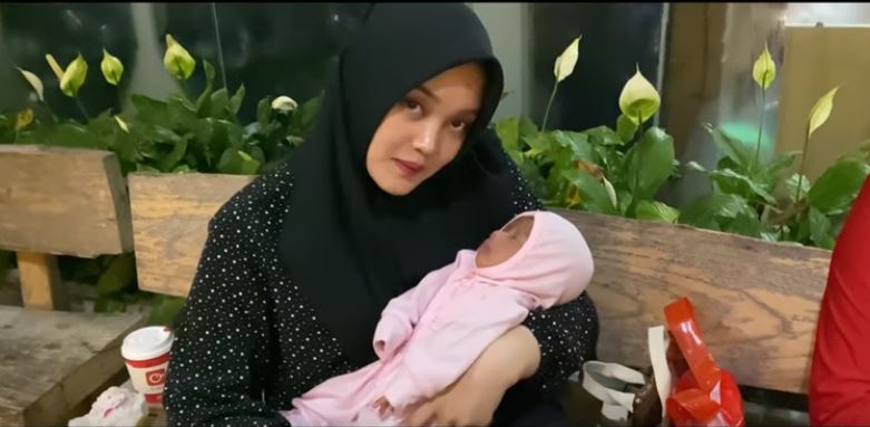 8 Momen Rizky Febian momong bayi saat bertemu ibunda