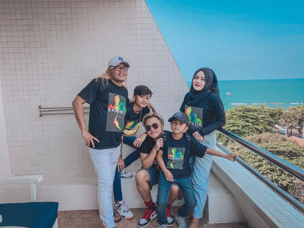 10 Momen liburan Sule di Thailand, captionnya jadi sorotan