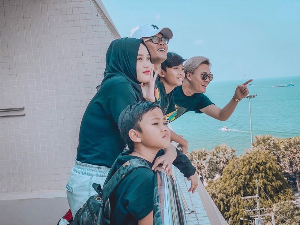 10 Momen liburan Sule di Thailand, captionnya jadi sorotan