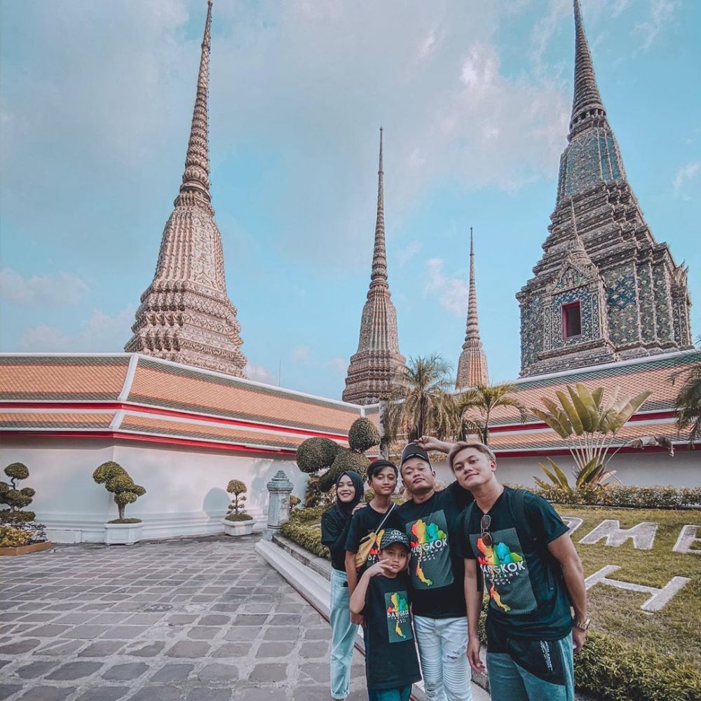 10 Momen liburan Sule di Thailand, captionnya jadi sorotan