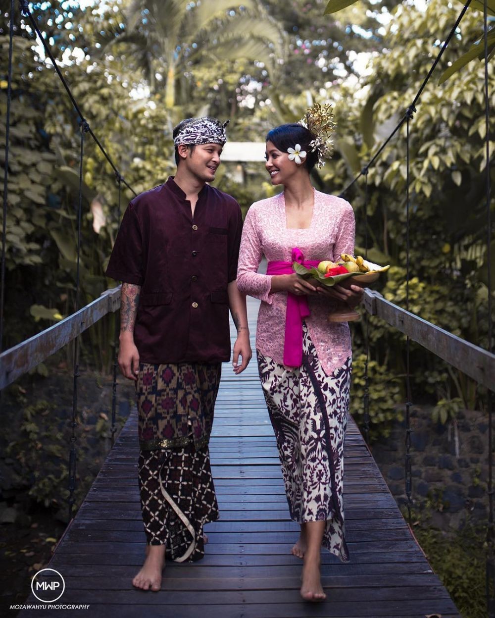 8 Potret prewedding Syamsir Alam & Bunga Jelitha, temanya unik