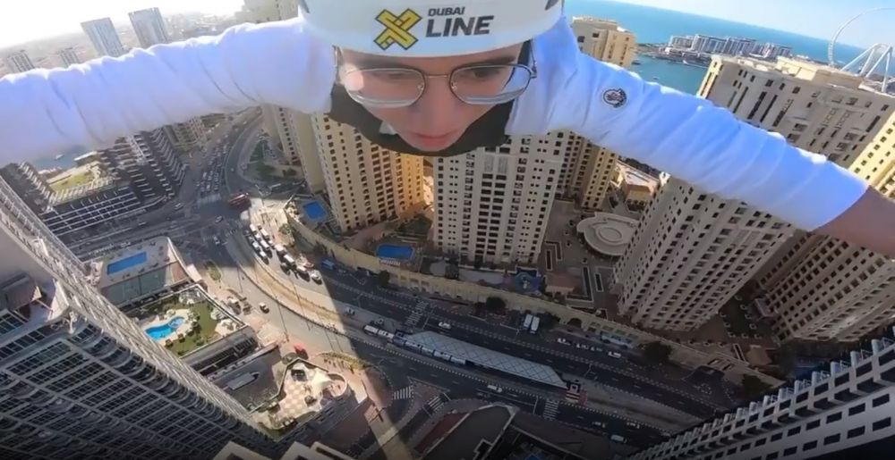 6 Momen seru Verrell Bramasta liburan di Dubai, uji adrenalin