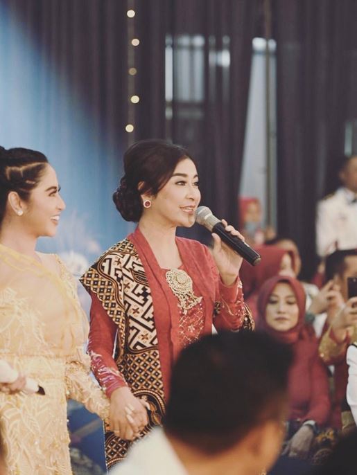 5 Momen keakraban Uut Permatasari & Dewi Perssik, disebut mirip