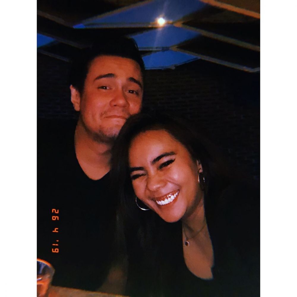 Lama tak muncul, ini 10 potret mesra Bobby Joseph dan pasangan