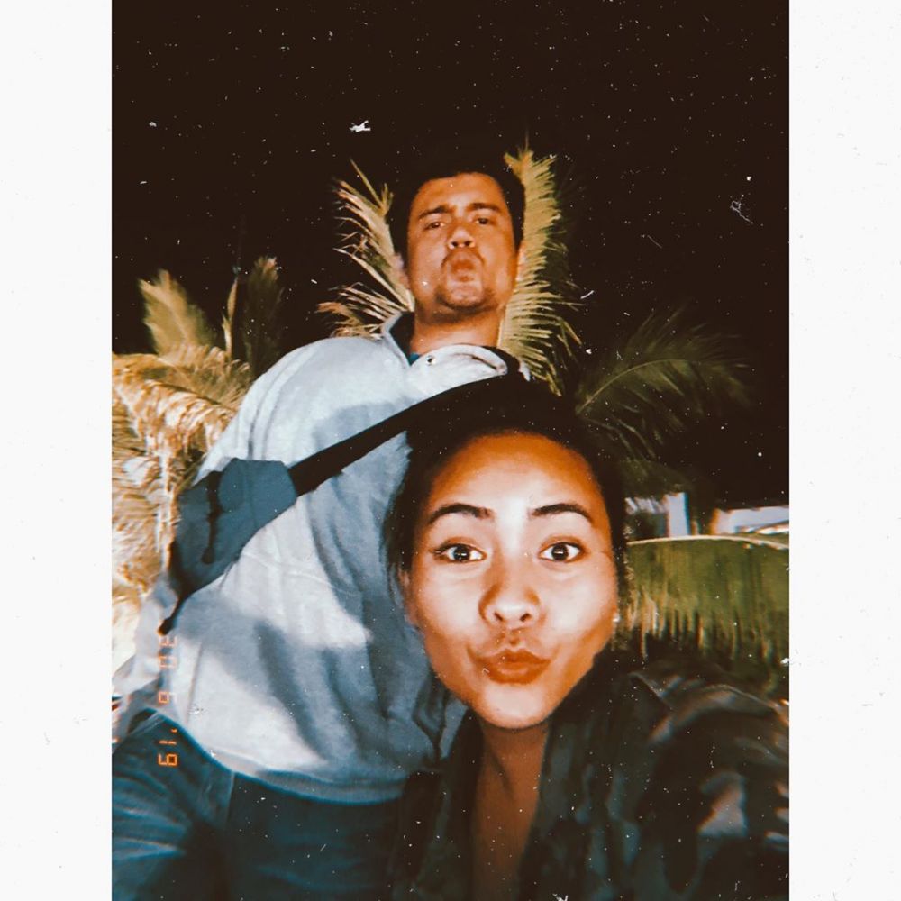 Lama tak muncul, ini 10 potret mesra Bobby Joseph dan pasangan