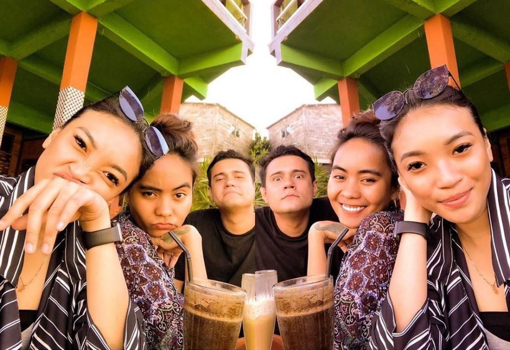 Lama tak muncul, ini 10 potret mesra Bobby Joseph dan pasangan