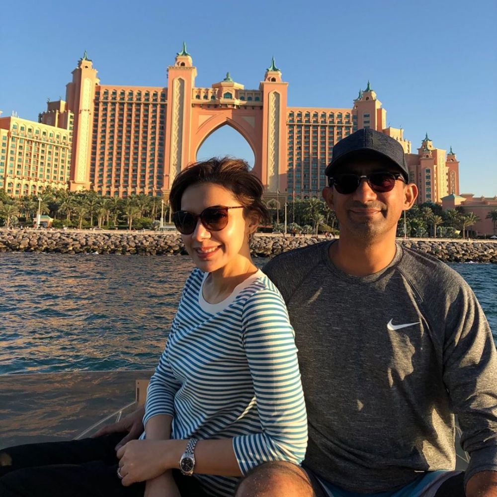8 Momen liburan Najwa Shihab di Dubai, sneakersnya jadi sorotan