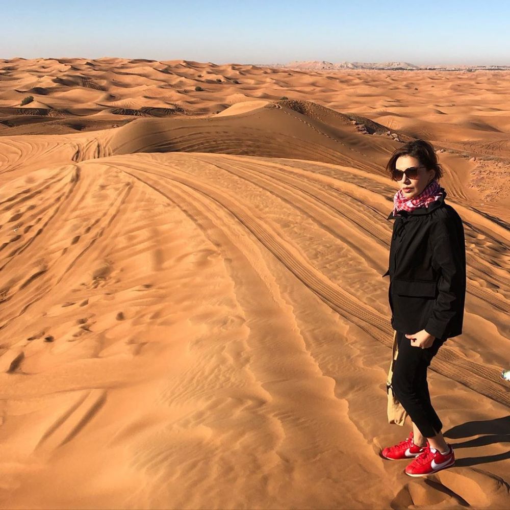 8 Momen liburan Najwa Shihab di Dubai, sneakersnya jadi sorotan