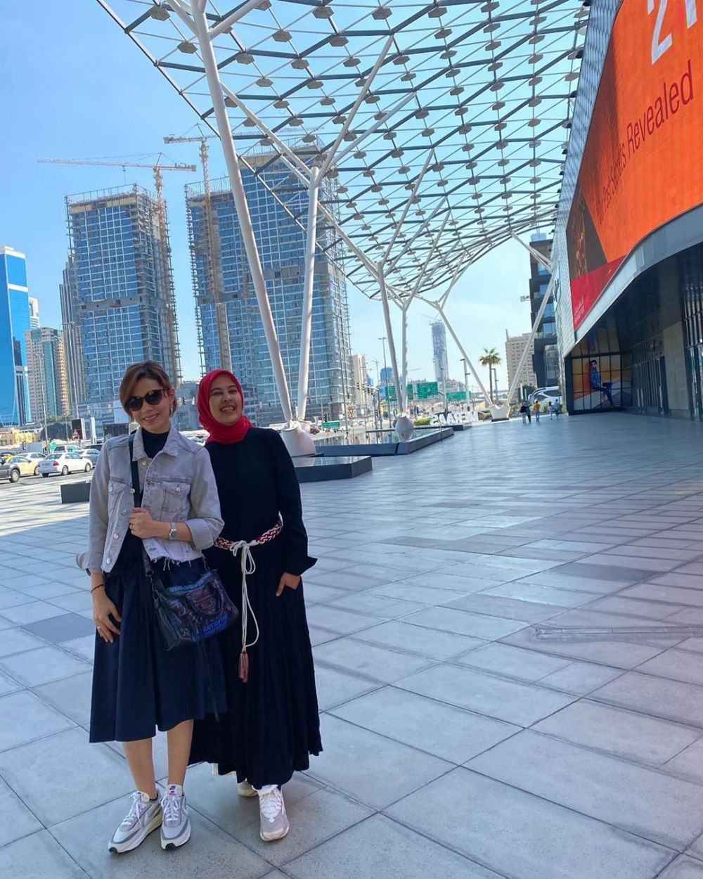 8 Momen liburan Najwa Shihab di Dubai, sneakersnya jadi sorotan