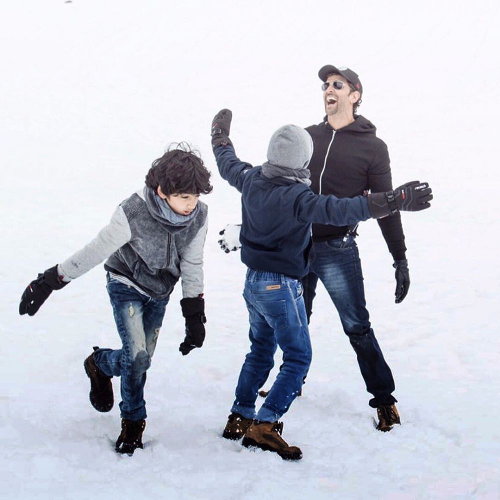 Single parent, intip 10 gaya Hrithik Roshan asuh anaknya