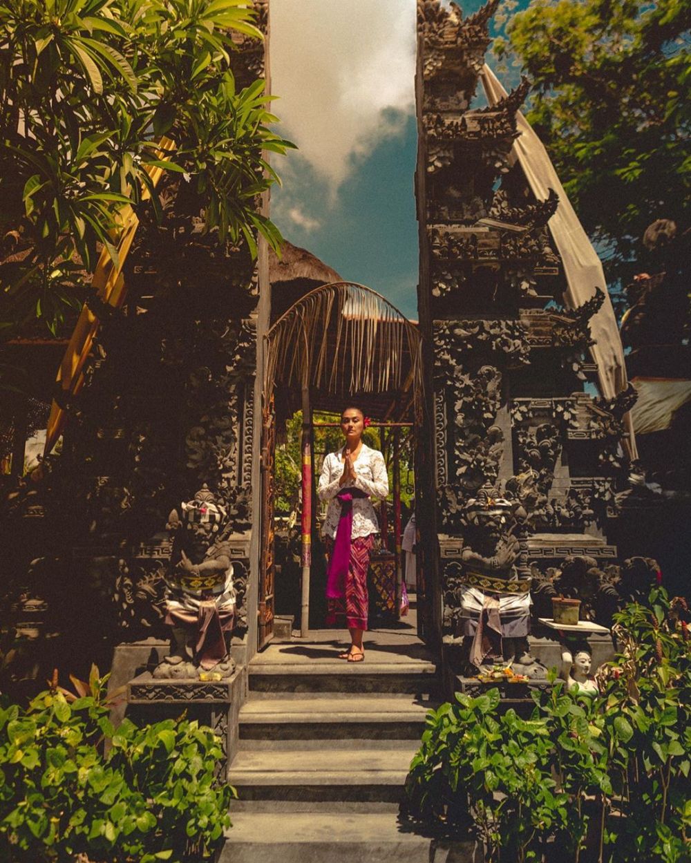 8 Momen liburan Agnez Mo di Bali, pakai kebaya tradisional