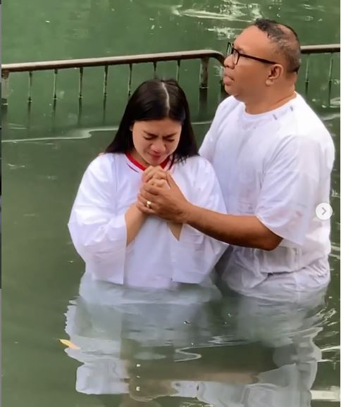7 Momen Felicya Angelista baptis di Sungai Yordan, penuh sukacita