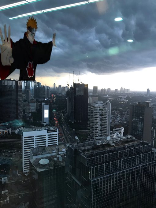 10 Editan foto viral langit gelap Jakarta ini jadi berasa masuk film