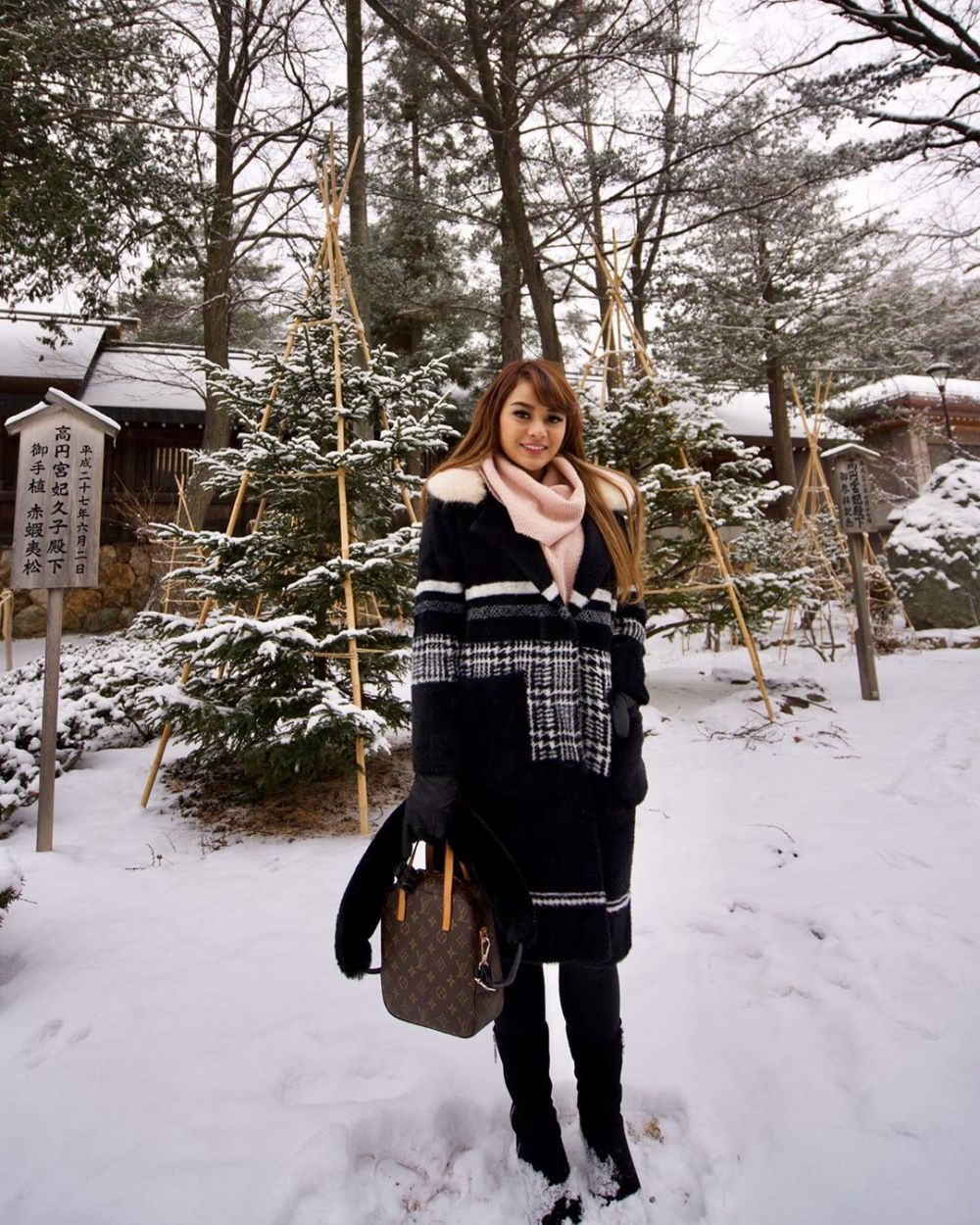 8 Potret liburan keluarga Anang, nikmati akhir tahun di Jepang