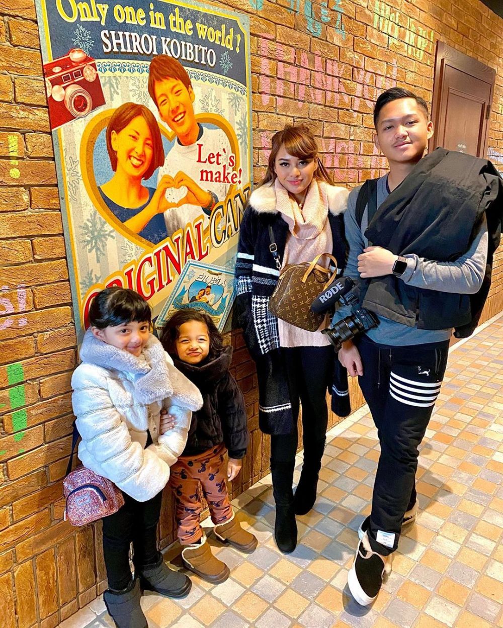 8 Potret liburan keluarga Anang, nikmati akhir tahun di Jepang