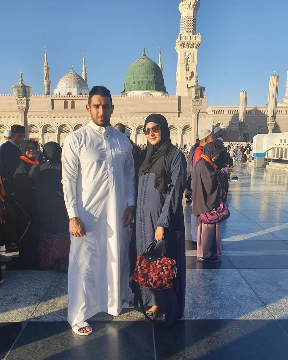 5 Momen umrah Tania Nadira dan suami, perutnya curi perhatian
