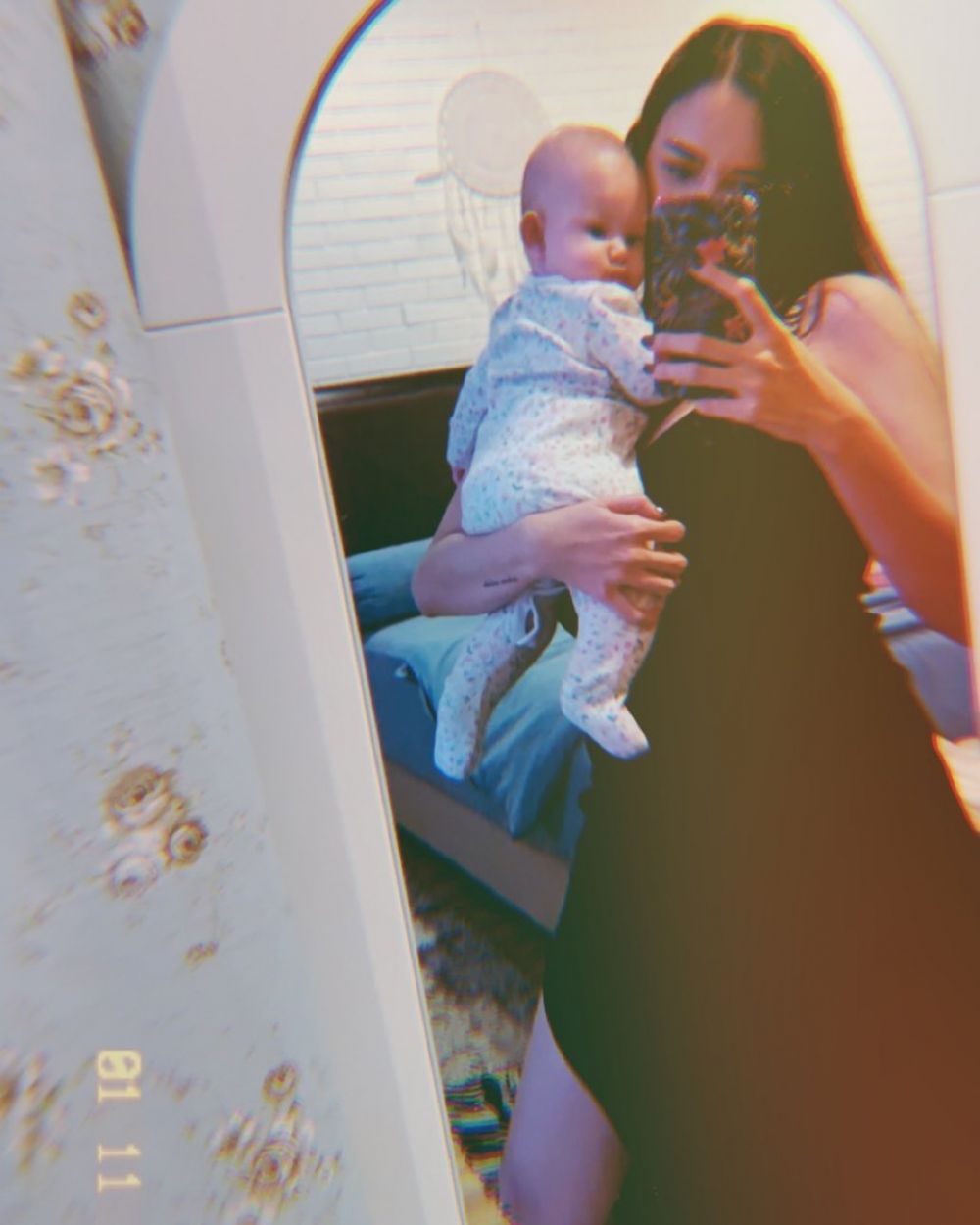 Jadi ibu baru, ini 8 potret Aura Kasih momong anak